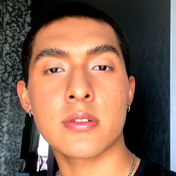 Singer Alexis Félix posing for camera