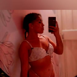 Curvy Giovannoni Posing for Selfie in Onlyfans Photoshoot