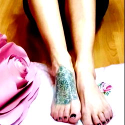 Onlyfans Model Alylacatanese Showcasing Tattooed Legs