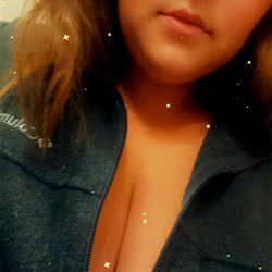 Aanna in a cozy black sweatshirt