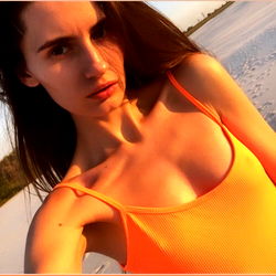 Niki Wett: A Stunning Beach Model