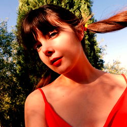 Jen Moon: A Radiant Smile in a Sunny Setting