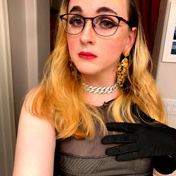 Stylish Arizona Model in Alley Cat Fashion