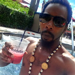 Uno King in Poolside Celebration