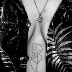 Tattoo Model Angel Eyes Gin: Bold Tattoos and Tropical Vibes