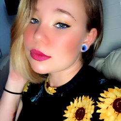 Alice Rose, 24-year old beauty influencer from Florida, sharing her sunflower selfie!