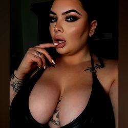 Model Kaylakeen with tattoos and piercings