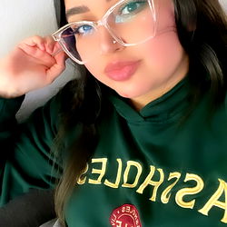 Woahbellz, model pose