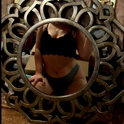 Essie, OnlyFans Model Sharing a Glimpse with Fans