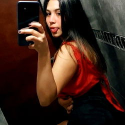 Ari, a 25-year-old female model sharing her selfie with onlyfans followers