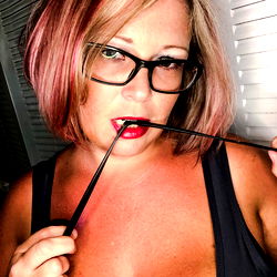 Amanda - Florida Model Seductively Stripping for Fans