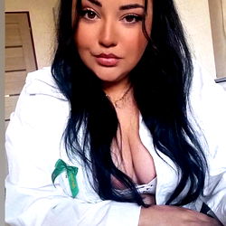 HoneyBeeFree, a Stunning OnlyFans Model