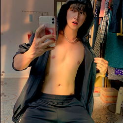 A Stylish Chuối in Black and White