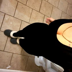 Model in black outfit, Shortypie😋