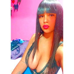 Mia🔥👓: An Argentina-Based Model