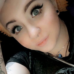 Onlyfans Model Avalon Shares a Glamourous Selfie