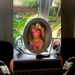 Hazel Webb ๐ซถ๐พ photo