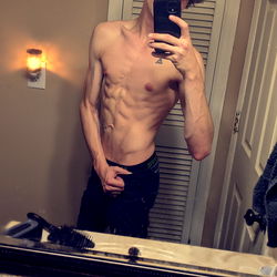Onlyfans Model Austin AlphaTreblin Shared a Shirtless Mirror Selfie