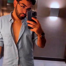 Trendy Onlyfans Model Papiiisitooo Posing in a Miami Hotel Room