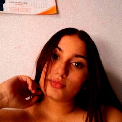 Onlyfans Model Nicol Andrea Gil Ruiz Poses for a Selfie