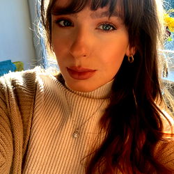 Lucy, A young woman from the United Kingdom with brown hair, showcasing a candid selfie.