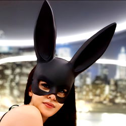 Carol Ricci Model Photo: Stylish Ears and Masks for a Fashionable Look