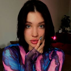 Anna Axe: A Vision of Beauty and Style