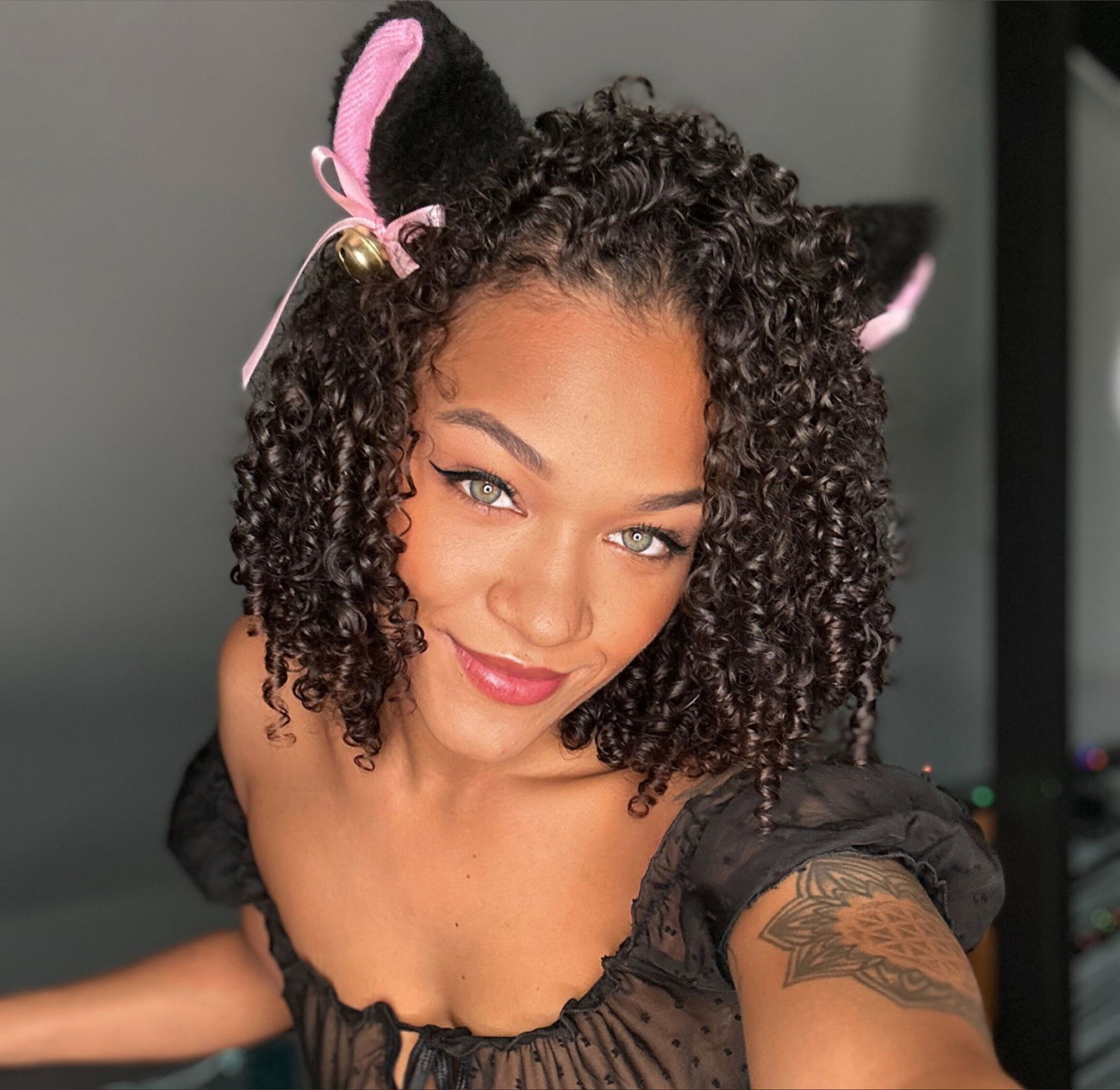 𝐊𝐚𝐭'𝐬 𝒱𝐼𝒫 ✨ 𝑒𝒷𝑜𝓃𝓎 𝒢𝐹𝐸 🍫🍭 photo