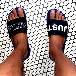 Casual Fashion Enthusiast in Slippers