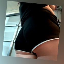 Vampy, US OnlyFans Model in Black Shorts