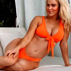 OnlyFans Model Cjperry Strikes a Positive Pose for Instagram