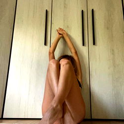 Aimee B, OnlyFans Model in a Casual Pose