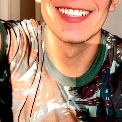 Alysson Montovanelli's Strong, Smiling Portrait - A Model of Charisma and Confidence