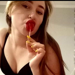 OnlyFans Model Alice Evans's Playful Moment with Popcorn