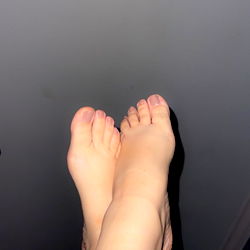 Alejandra Saavedra, Onlyfans Model - Feet in the Air