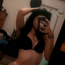 Renee, a OnlyFans Model in Intimate Photos, Captivates the Audience