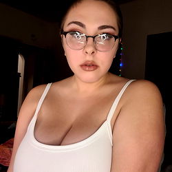 OnlyFans Model Azalea: Elegant and Curvy