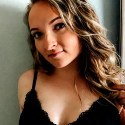 Luxe, a Female OnlyFans Model