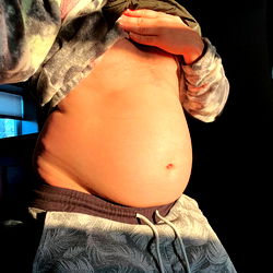 The OnlyFans Model Ty's Latest Post: Showing off her Stomach in a Fashionable Way