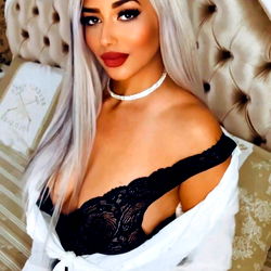 Alluring OnlyFans Model Allexa in a Stylish Setting