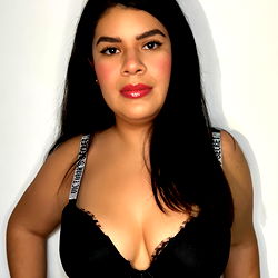 Fashionable Plus Size Model Aritortugona