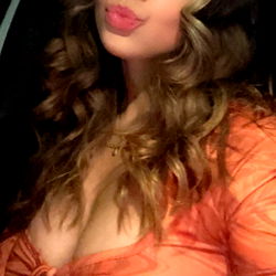 OnlyFans Model Guerita Poses for Selfie