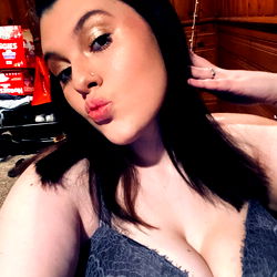 Elizabeth the Fans Model 😌