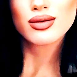 OnlyFans Model Aisha: Alluring Eyes and Glamour