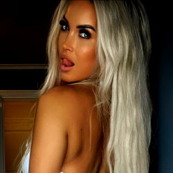 Cuuurvybabe 😊👱‍♀️ photo