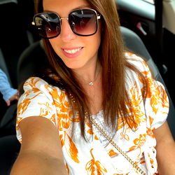 Average UK Mum in London, UK - Strong Fan Model