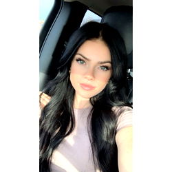 Model Thatgoddessa on a sunny day