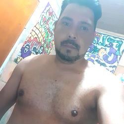 Shirtless man in OnlyFans image