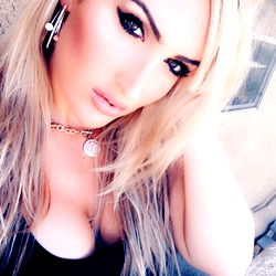 Ariana Amoree: The Enchanting Model