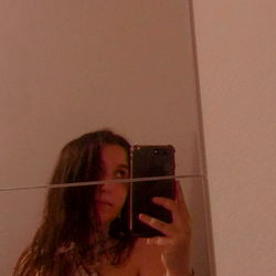 Sara, the Washington-based OnlyFans model captures attention with her candid mirror selfie.